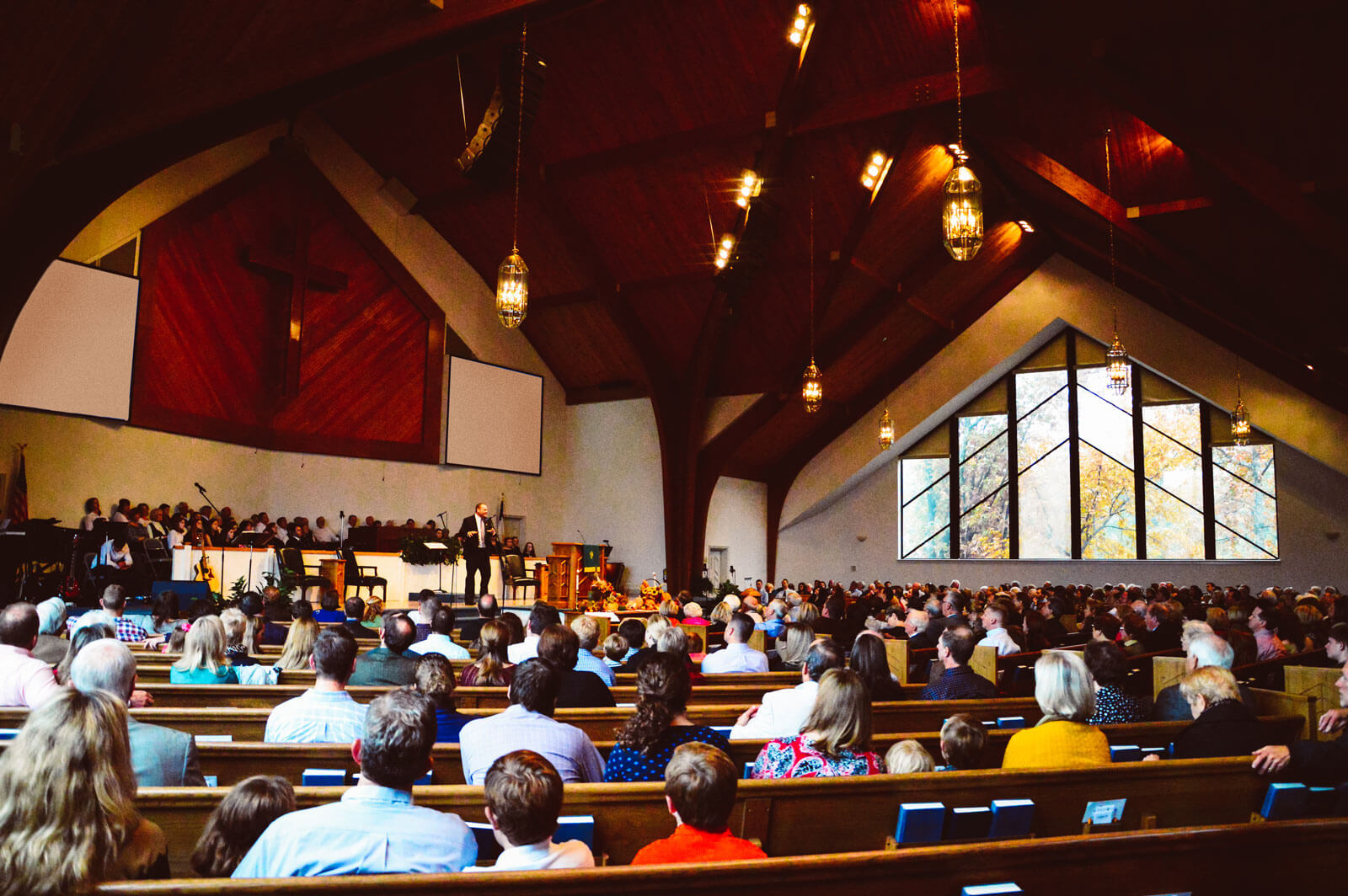 Saxe Gotha congregation listening to Sunday service